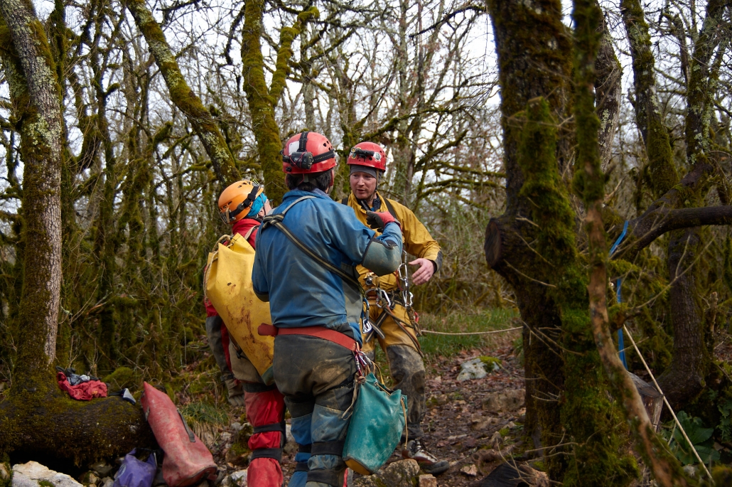 Spéléologue dans la forêt près d'une cavité équipé
