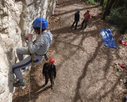 Prise du haut de la falaise, on voit une personne a gauche sur le rocher