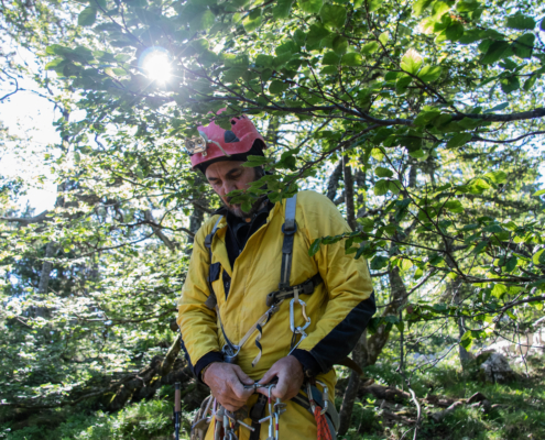 Alain dans la forêt en tenue de spéléo