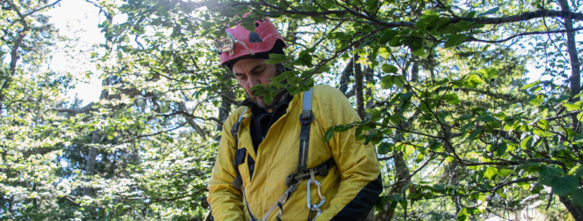 Alain dans la forêt en tenue de spéléo